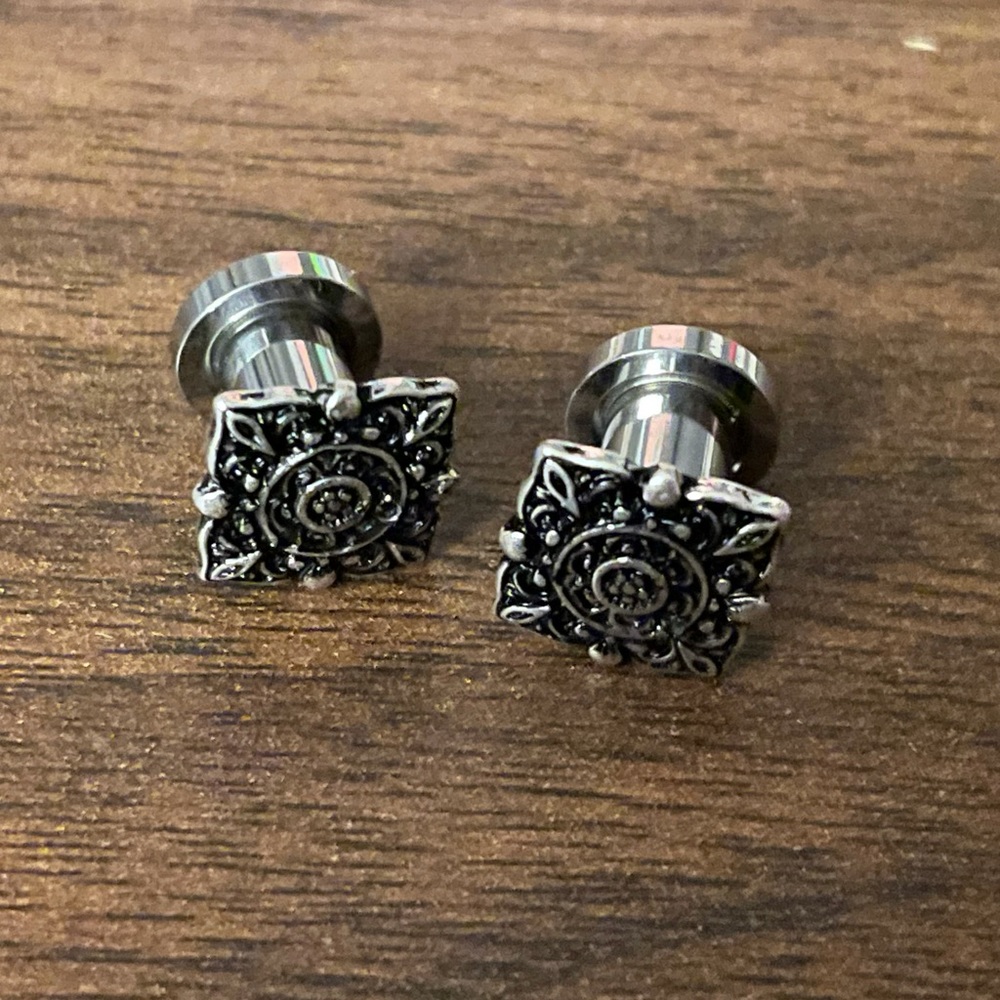 6mm 2G PAIR Floral Filigree Square Steel Screw Fit Tunnels